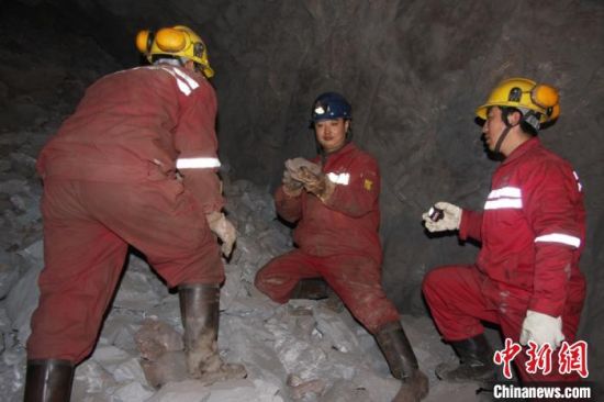 圖為甘肅嘉峪關酒鋼集團鏡鐵山礦工作人員謝生瑞在井下作業。(資料圖)受訪者供圖