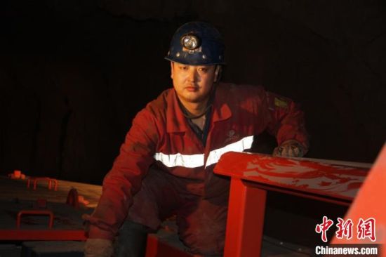 鏡鐵山礦位于祁連山南山山脈中段，是一個高海拔、高山型井下礦山，空氣稀薄，自然條件惡劣。圖為謝生瑞在礦區。(資料圖)受訪者供圖